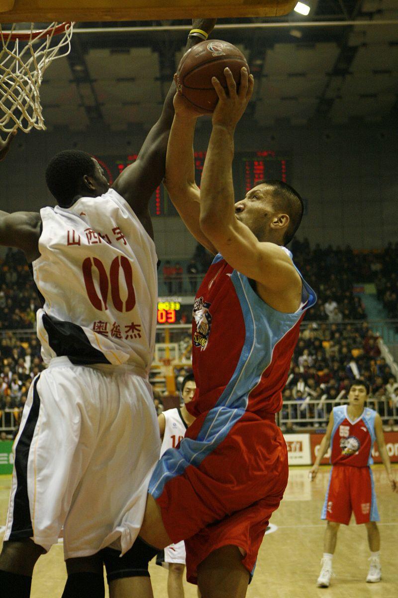 赛场上的篮球壮举，影响着无数年轻球迷