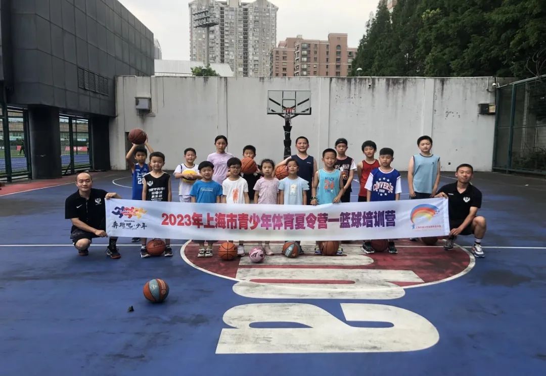 关于竞技篮球夏令营吸引万名青少年参与的信息