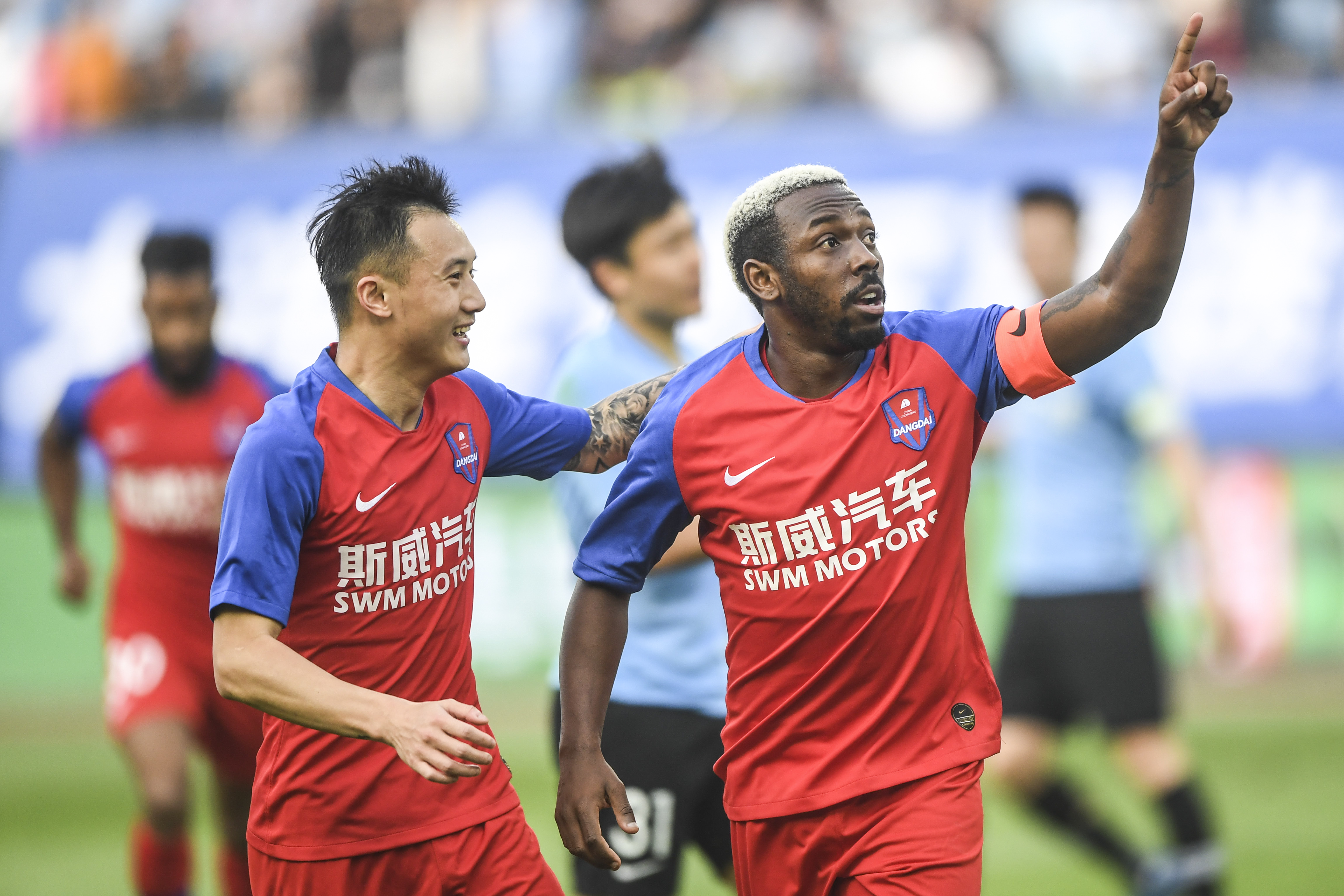 包含斯威主场战平华夏，双方互不相让的词条