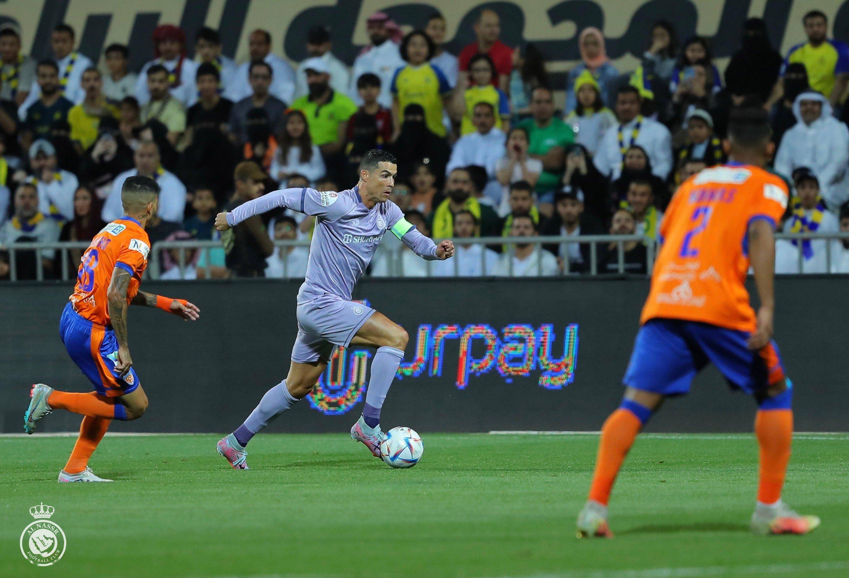 亚冠比赛中球队顶住压力取得胜利