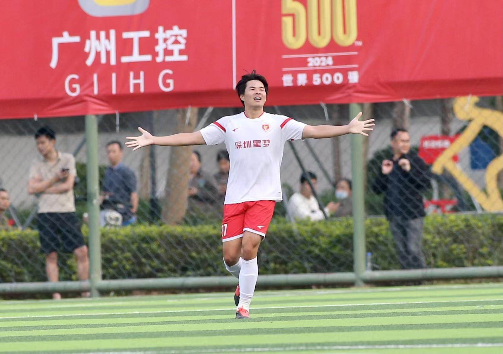 足球赛事中将涌现精彩瞬间,球迷热情洋溢 足球赛事中将涌现精彩瞬间,球迷热情洋溢