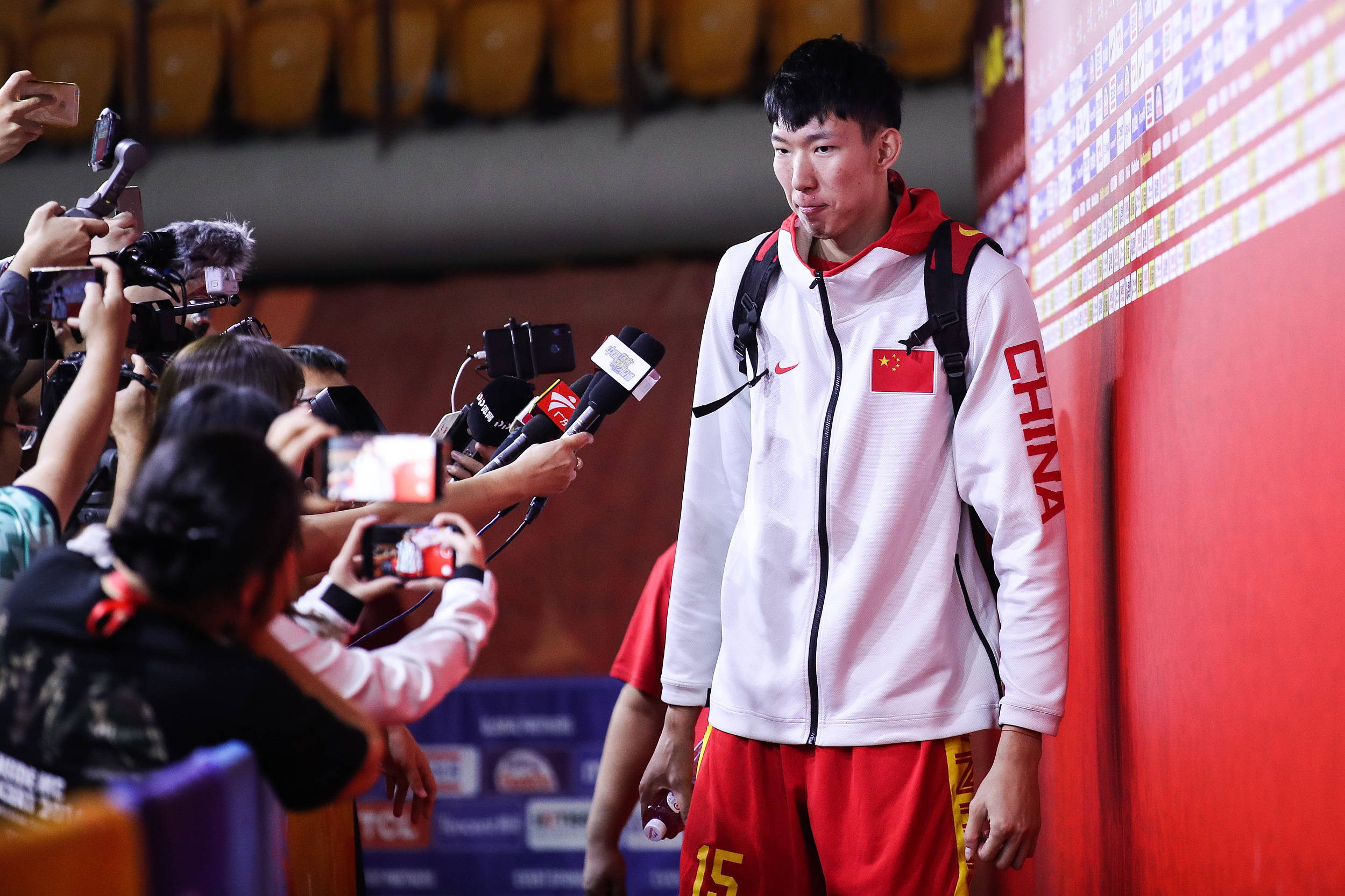 菲律宾球员战胜来自外界困难迎接挑战的简单介绍