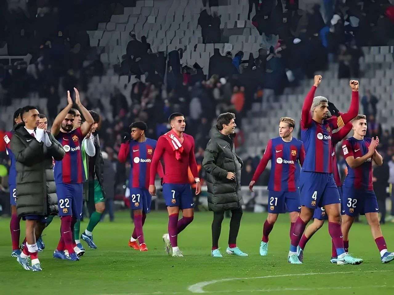 巴塞罗那继续保持领先，皇家马德里争夺联赛冠军