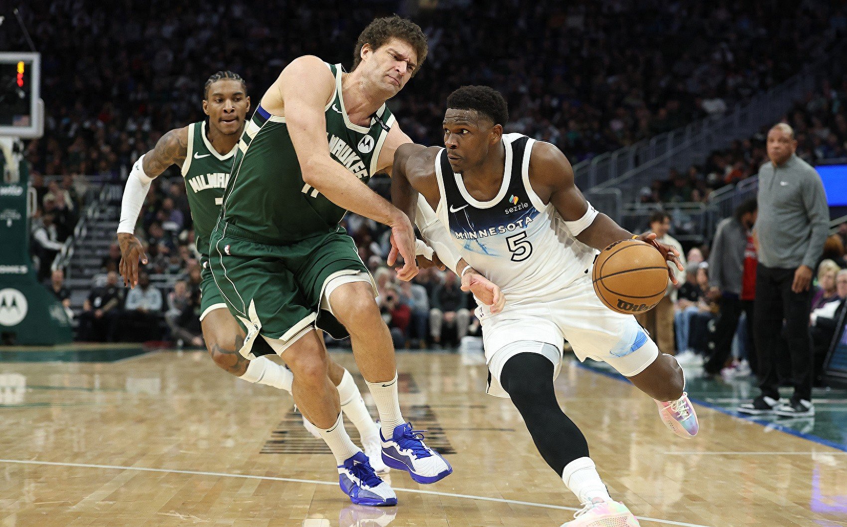 雄鹿主场不敌国王，遭遇两连败