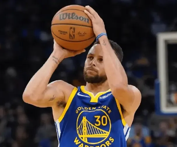 勇士战胜太阳，库里突破个人纪录独揽60分取胜的简单介绍