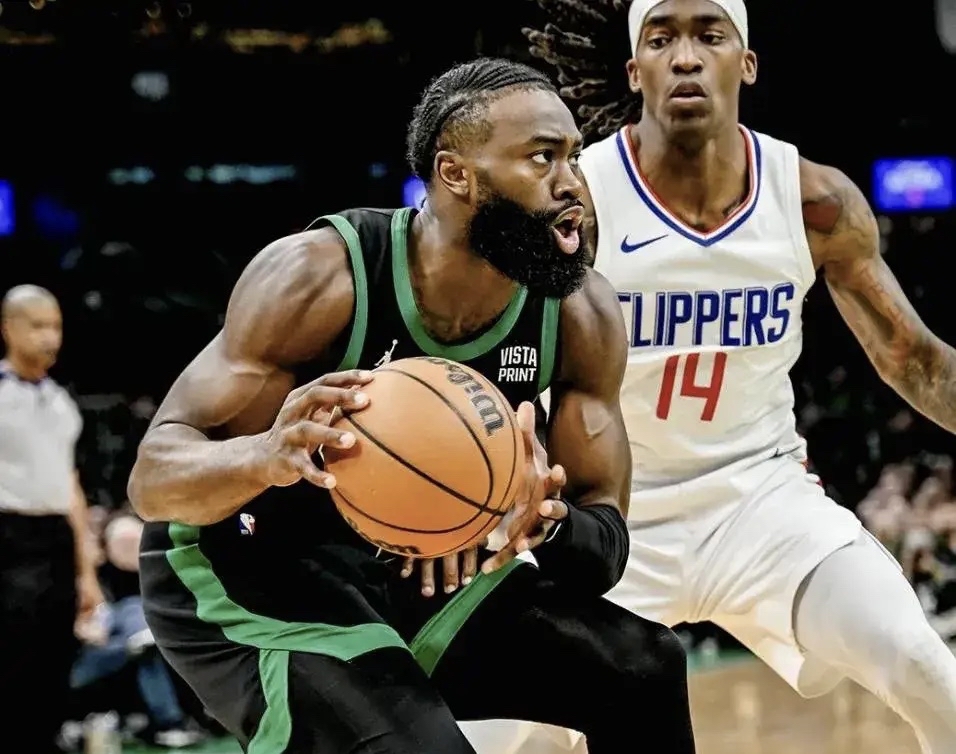 快船客场击败黄蜂，保持东部第一