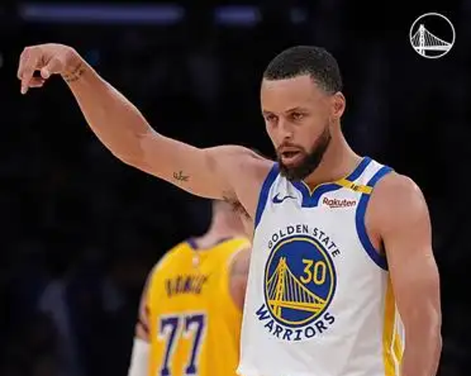 湖人豪取九连胜！詹姆斯成为历史第一人