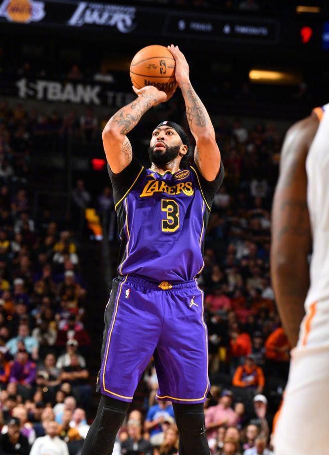 包含湖人遭雷霆反击，浓眉21分难救主的词条